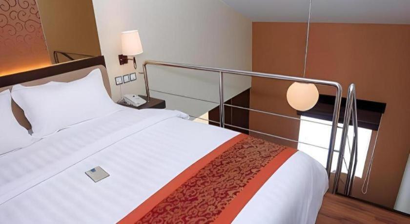Favor Hotel Makassar City Center By Life מראה חיצוני תמונה