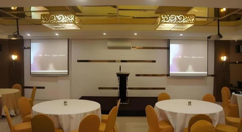 Favor Hotel Makassar City Center By Life מראה חיצוני תמונה