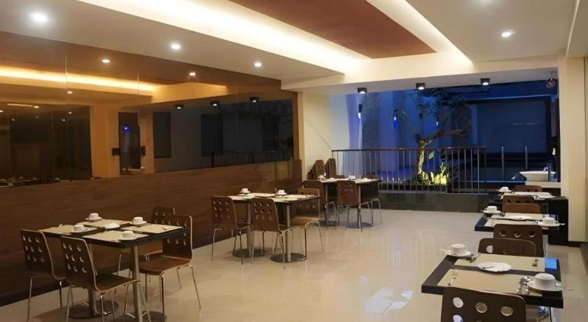 Favor Hotel Makassar City Center By Life מראה חיצוני תמונה