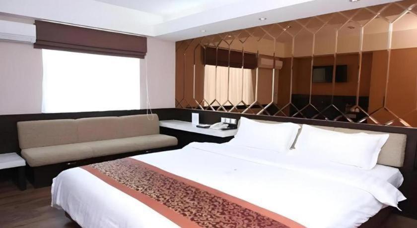 Favor Hotel Makassar City Center By Life מראה חיצוני תמונה