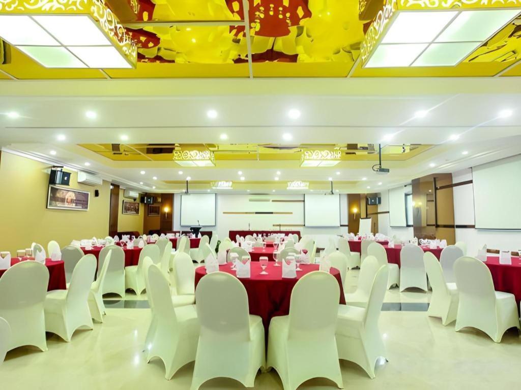 Favor Hotel Makassar City Center By Life מראה חיצוני תמונה