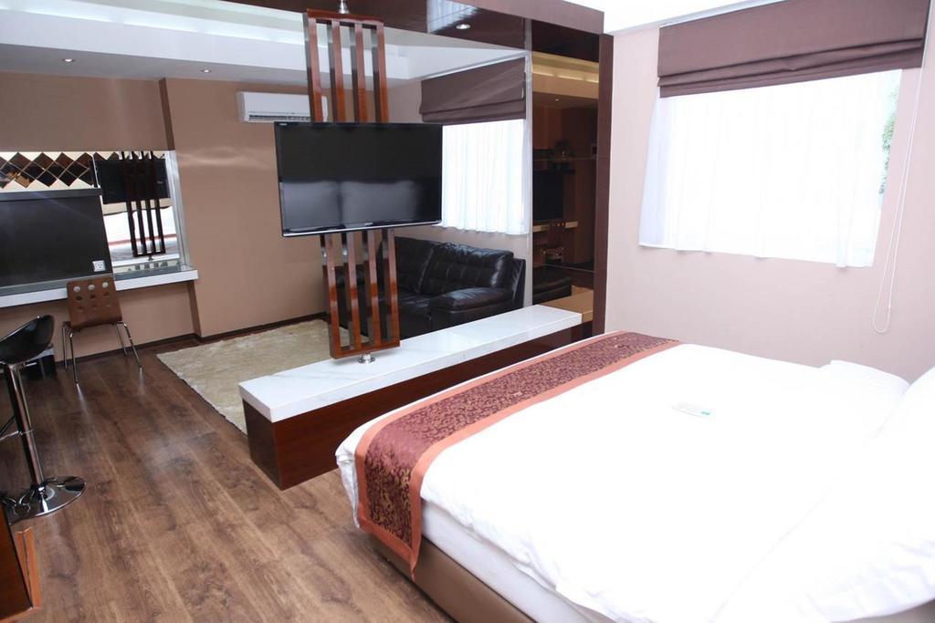 Favor Hotel Makassar City Center By Life מראה חיצוני תמונה