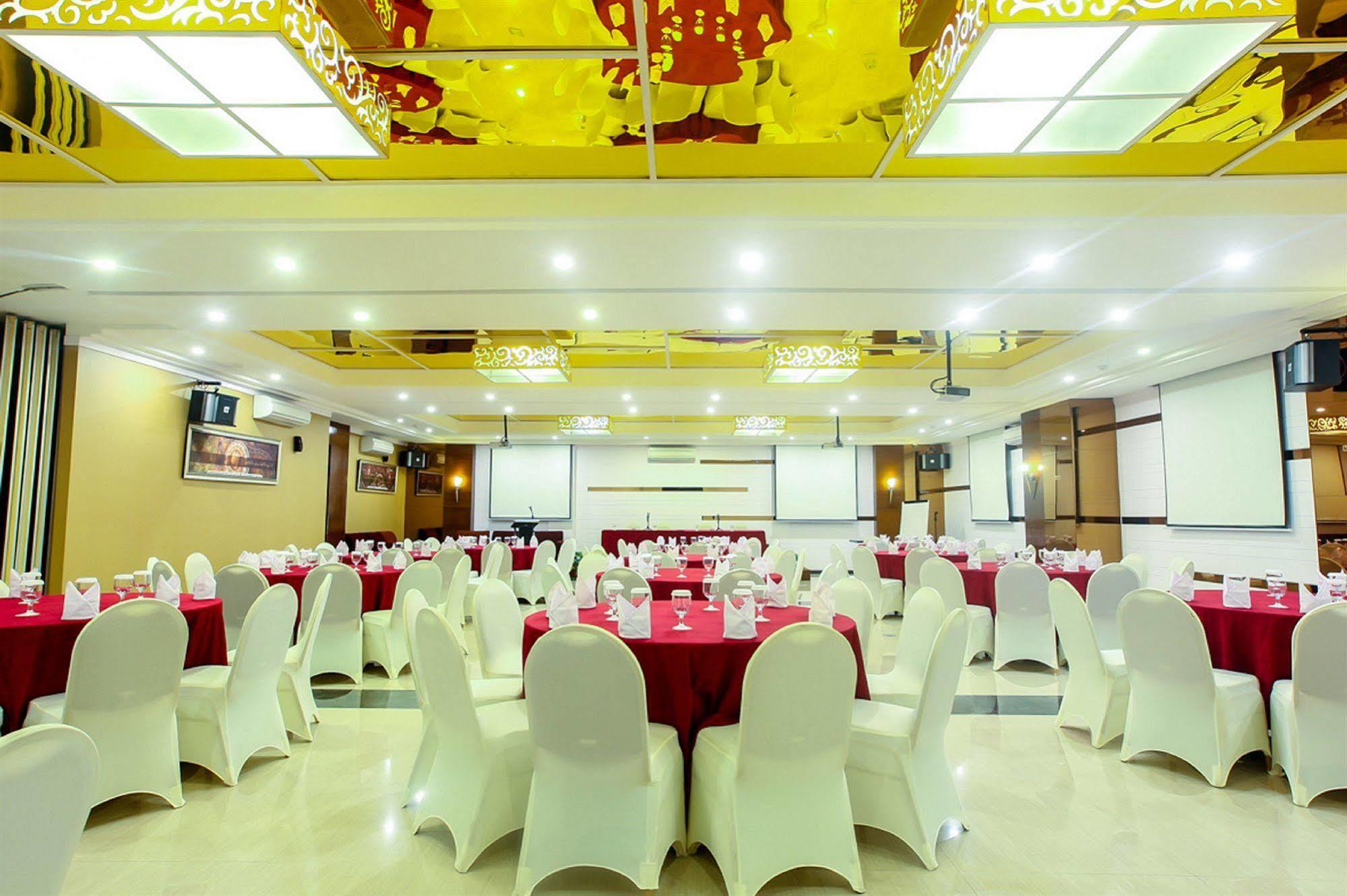 Favor Hotel Makassar City Center By Life מראה חיצוני תמונה